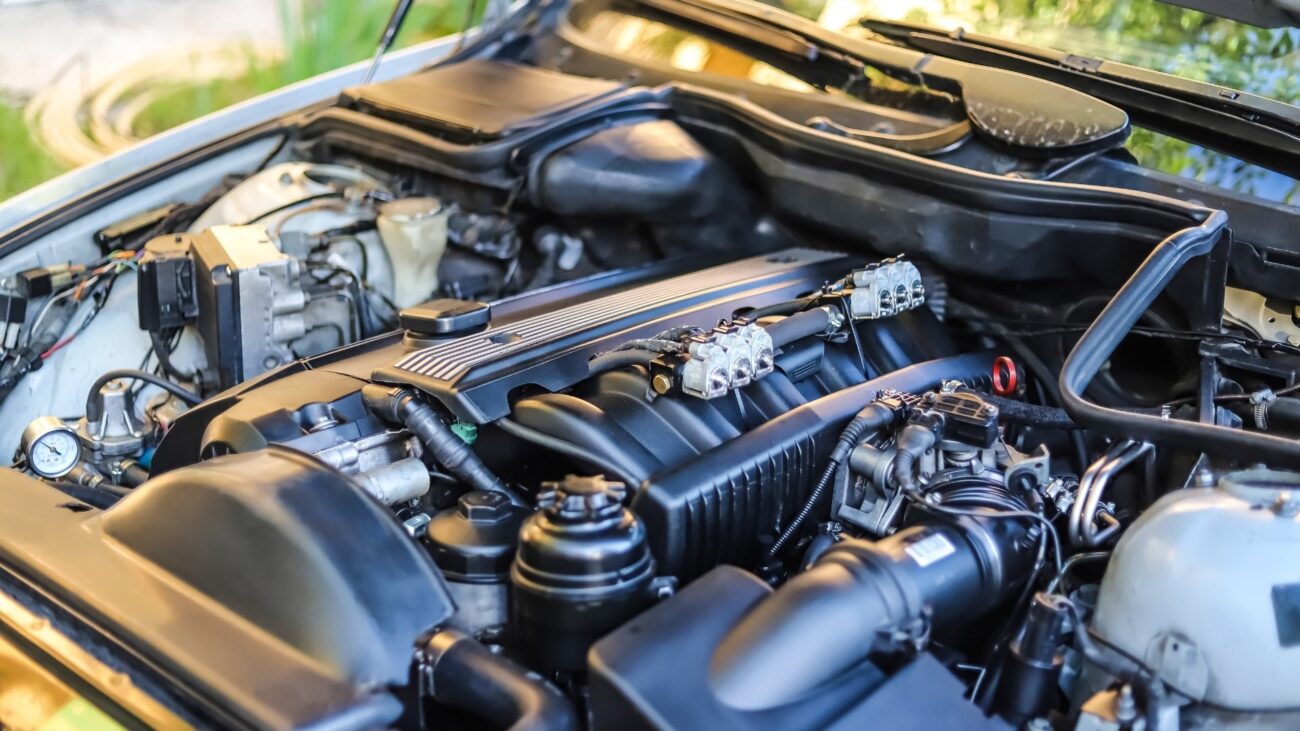 Piezas Automotrices Bajo el Capó